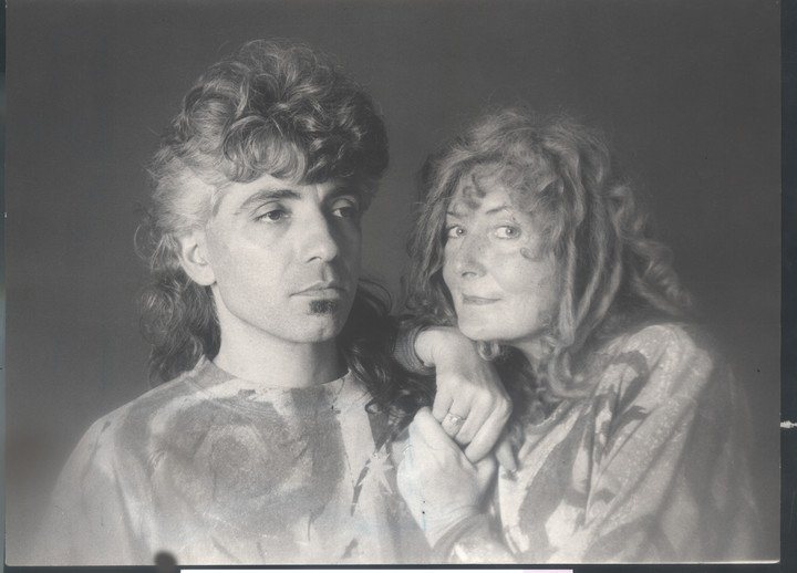 Ara Tokatlian junto a Dannais "Dana" Wyinnica, la "líder espiritual" de Arco Iris, que falleció en Tijuana, México, en 2003.