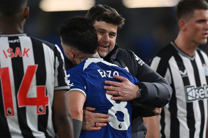 Mauricio Pochettino y Enzo Fernández, la sociedad argentina que ya no tendrá el Chelsea. Foto: Glyn KIRK / AFP.