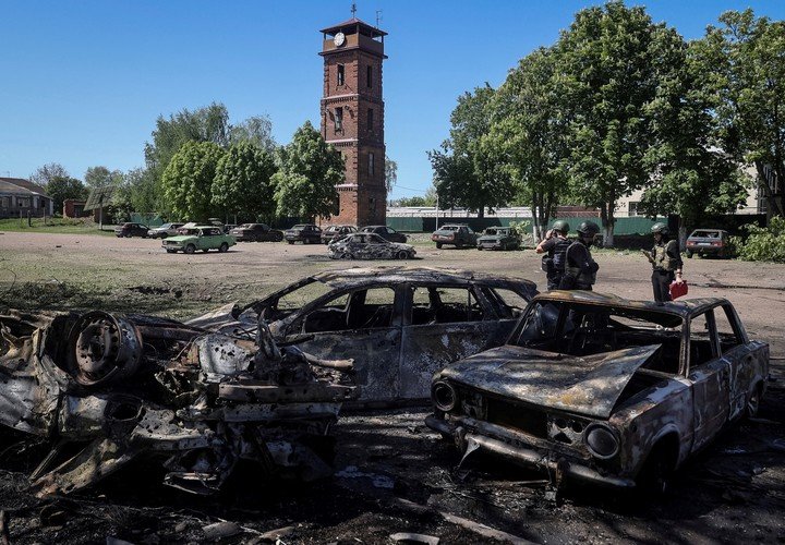Vehículos incendiados tras el impacto de un misil ruso en Zolochiv, en la región de Járkov, en Ucrania, días atrás. Foto: REUTERS