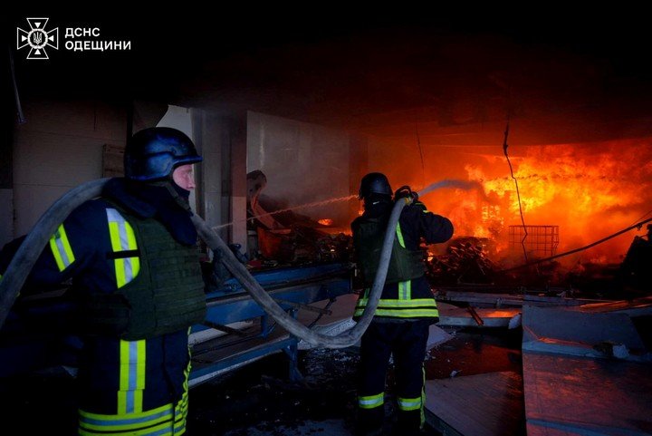 Un invendio en un edificio cerca de Odesa, tras un bombardeo de Rusia. Foto: REUTERS