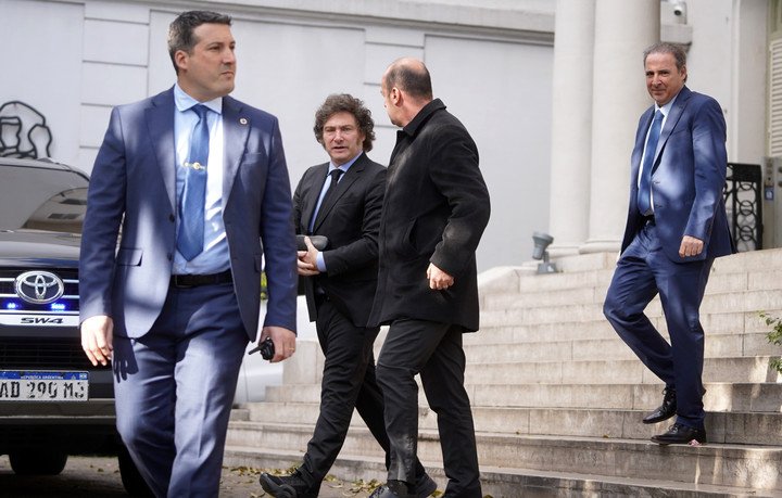 El presidente Javier Milei sale del ministerio de capital humano luego reunirse con Sandra Pettovello Foto Guillermo Rodriguez Adami