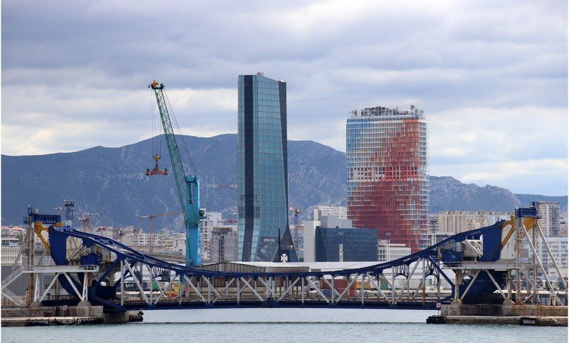 Marsella. La ciudad más antigua también alberga el último rascacielos de Jean Nouvel, con 27 tonalidades de rojo, blanco y azul. 135 metros de altura.