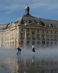 Burdeos. Tierra de vinos increíbles y mucha cultura. Foto de la Plaza de La Bourse.