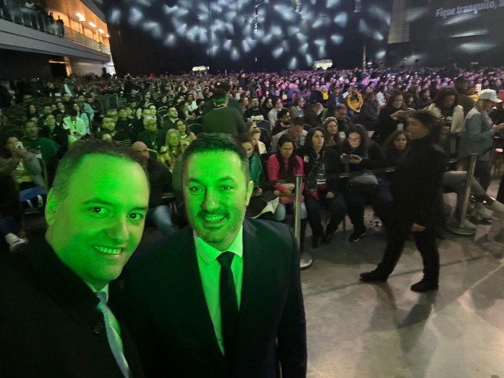 Manuel Adorni y una foto con efecto a la espera de un discurso de Javier Milei en Brasil.