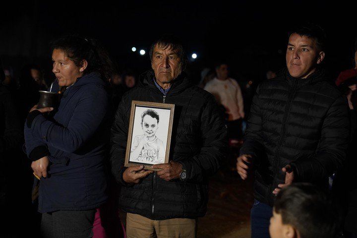 José Peña, papá de Loan, reclama frente a su casa junto con los vecinos de 9 de Julio, Corrientes. Foto: Fernando de la Orden / Enviado Especial 