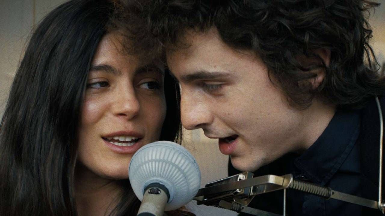 Monica Barbaro y Timothée Chalamet como Joan Baez y Bob Dylan en 'A Complete Unknown'