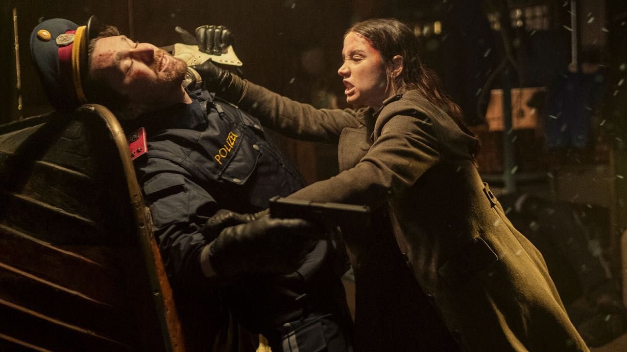 Ana de Armas como Eve Macarro peleando con un patín en 'Ballerina'