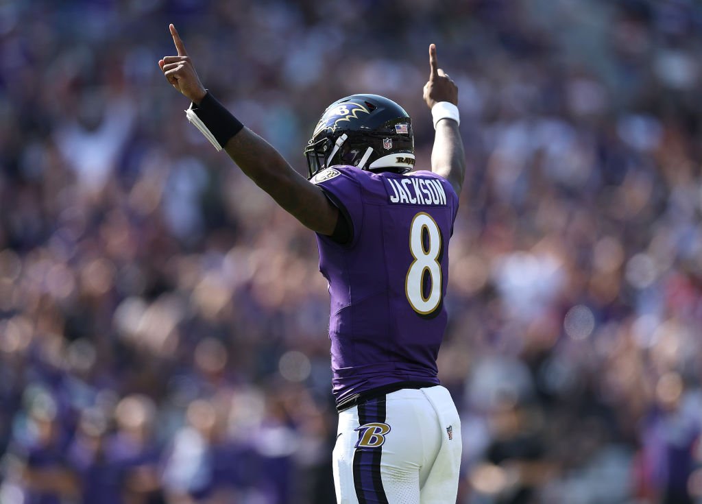 Ravens QB Lamar Jackson celebra después de que su compañero de equipo Derrick Henry obtiene un touchdown contra los comandantes de Washington en el estadio M&T Bank el 13 de octubre de 2024.