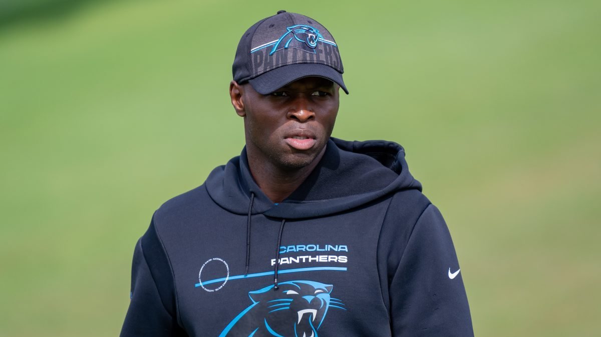 Panthers liberan abruptamente a los mejores defensores antes del campamento de entrenamiento Panthers liberan abruptamente a los mejores defensores antes del campamento de entrenamiento