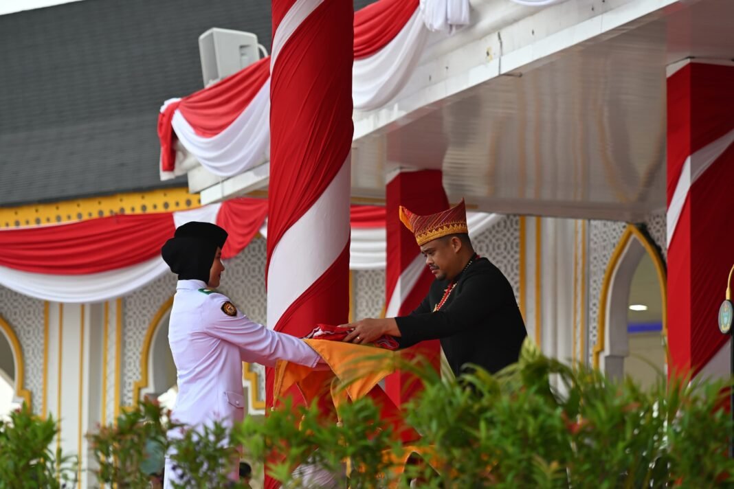 El 80 aniversario de la independencia indonesia, el gobernador, el vicegobernador y el secretario provincial de Sumatra del Norte