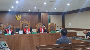 JUestado ex presidente de Surabaya PN, Rudi Suparmono, en el Tribunal de Distrito Central de Yakarta