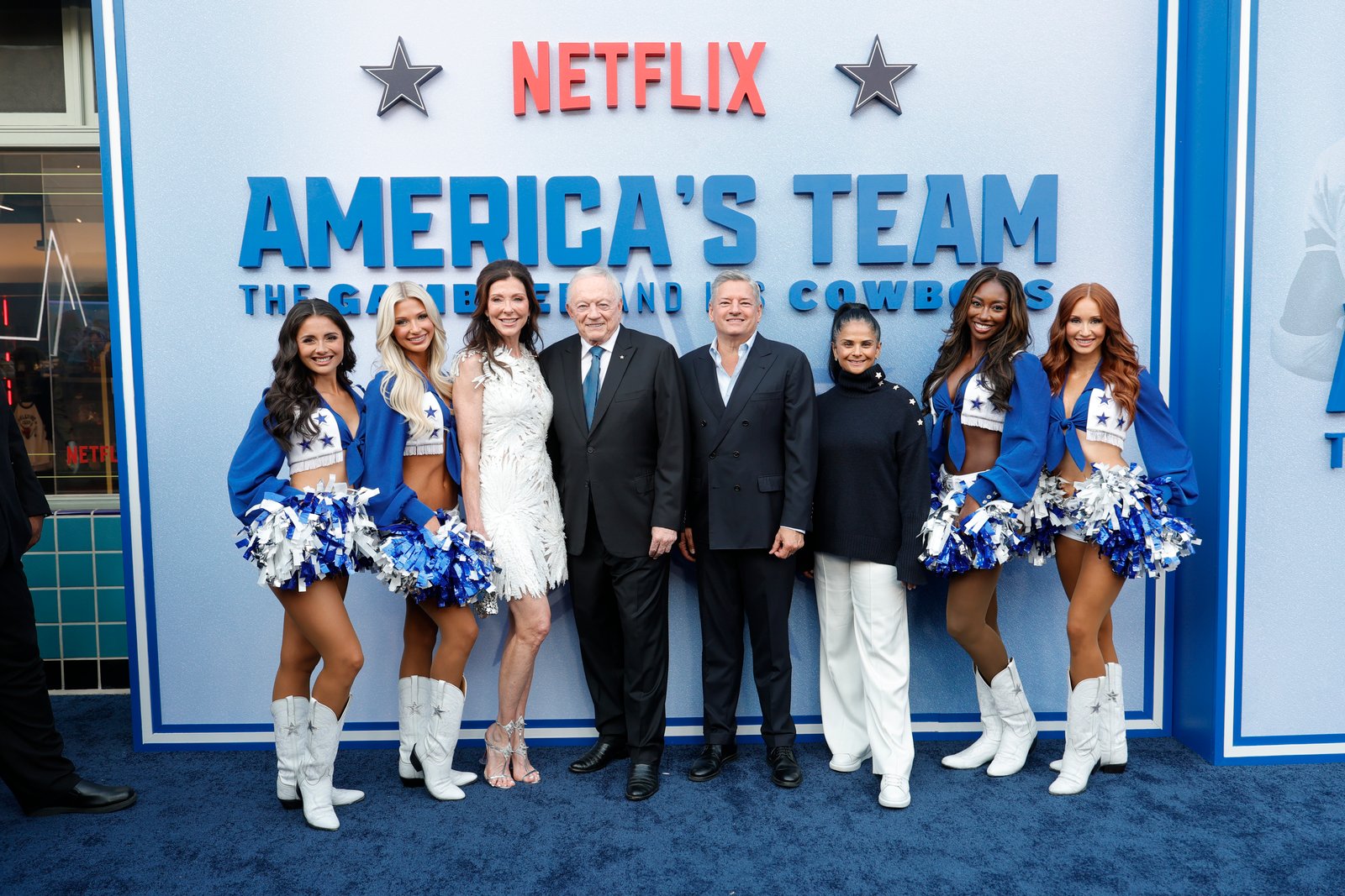 Jerry Jones y las animadoras de los Dallas Cowboys.