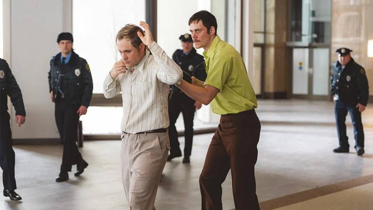 Dacre Montgomery y Bill Skarsgård en 'Dead Man's Wire'