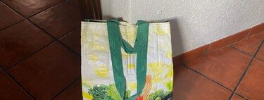 No lo sabía, pero si reutilizamos una bolsa rota de Mercadona podemos hacer este práctico organizador para el maletero del coche