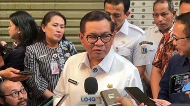 DKI Jakarta Gobernador Pramono Anung en el área de Blok M, South Yakarta