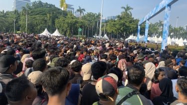 Los residentes entusiastas observan el 80 aniversario del Tni Alutsista en Monas