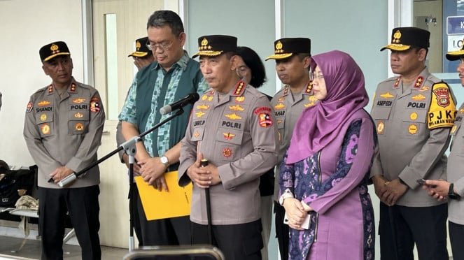 El jefe de la policía nacional, general Listyo Sigit Prabowo, en el hospital islámico Cempaka Putih