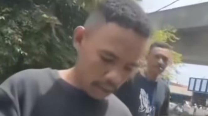 Los cobradores de deudas remolcan por la fuerza la motocicleta de una madre y su hijo en Jalan Pulogadung, en el este de Yakarta Los cobradores de deudas remolcan por la fuerza la motocicleta de una madre y su hijo en Jalan Pulogadung, en el este de Yakarta