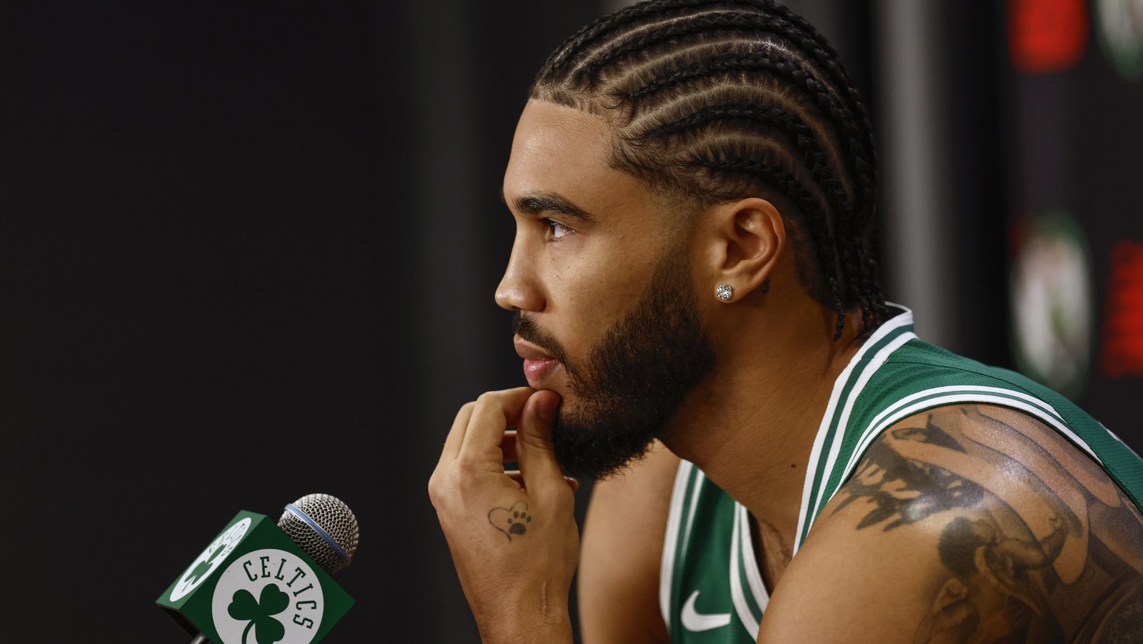 BOSTON, MA – 29 DE SEPTIEMBRE: Jayson Tatum # 0 de los Boston Celtics escucha una pregunta de los periodistas durante el día de prensa de los Boston Celtics en el Auerbach Center el 29 de septiembre de 2025 en Boston, Massachusetts. NOTA PARA EL USUARIO: El usuario reconoce y acepta expresamente que, al descargar o utilizar esta fotografía, acepta los términos y condiciones del Acuerdo de licencia de Getty Images. (Foto de Winslow Townson/Getty Images)