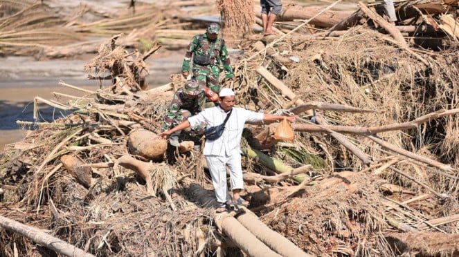 Babinsa TNI ayuda a los vecinos de Bireuen a cruzar el río debido a la rotura del puente por la inundación Babinsa TNI ayuda a los vecinos de Bireuen a cruzar el río debido a la rotura del puente por la inundación