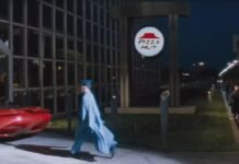 Todos relacionamos ‘Demolition Man’ con Pizza Hut. Sin embargo, fue un cambio rápido: en la versión original es otra cadena de comida rápida