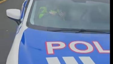 El coche de Patwal chocó contra el de un residente.