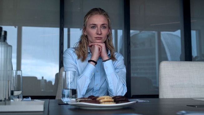 Una oficinista y una banda de ladrones que quiere robar las pensiones: llega a Prime Video un 'thriller' con Sophie Turner a tener en cuenta