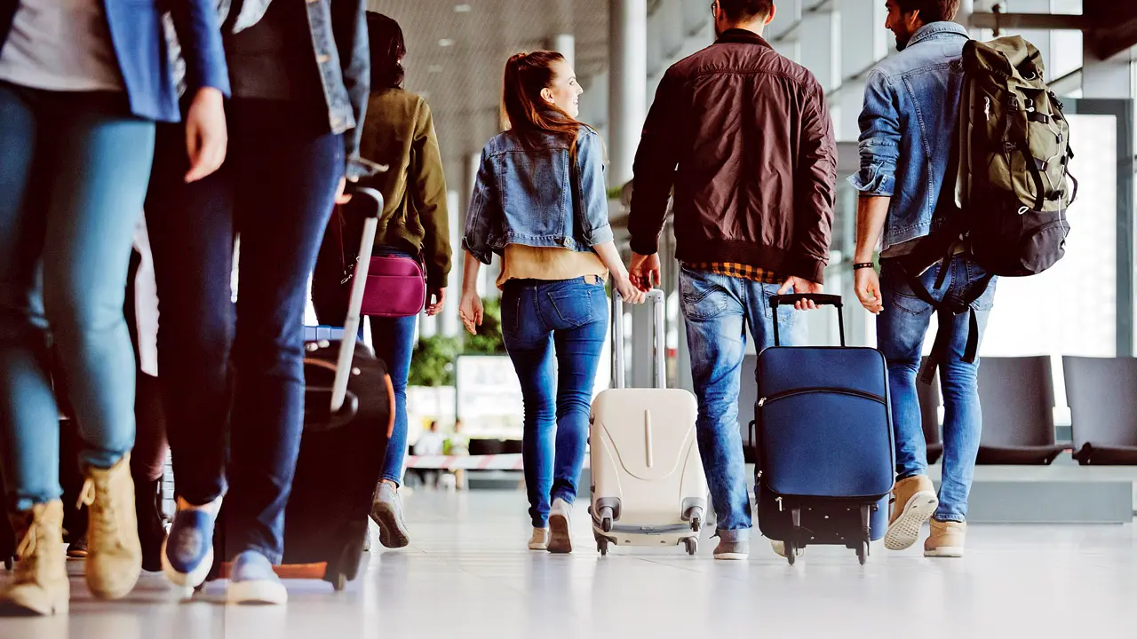 El Reino Unido introduce visas electrónicas obligatorias para los viajeros indios y pone fin a las pegatinas de visa