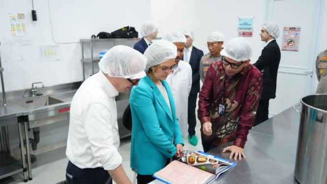 La Policía Nacional entregó el libro de menú MBG Rasa Bhayangkara Nusantara a la delegación francesa