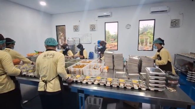 El ambiente en la cocina de MBG en Brebes mientras se prepara para su distribución en las escuelas