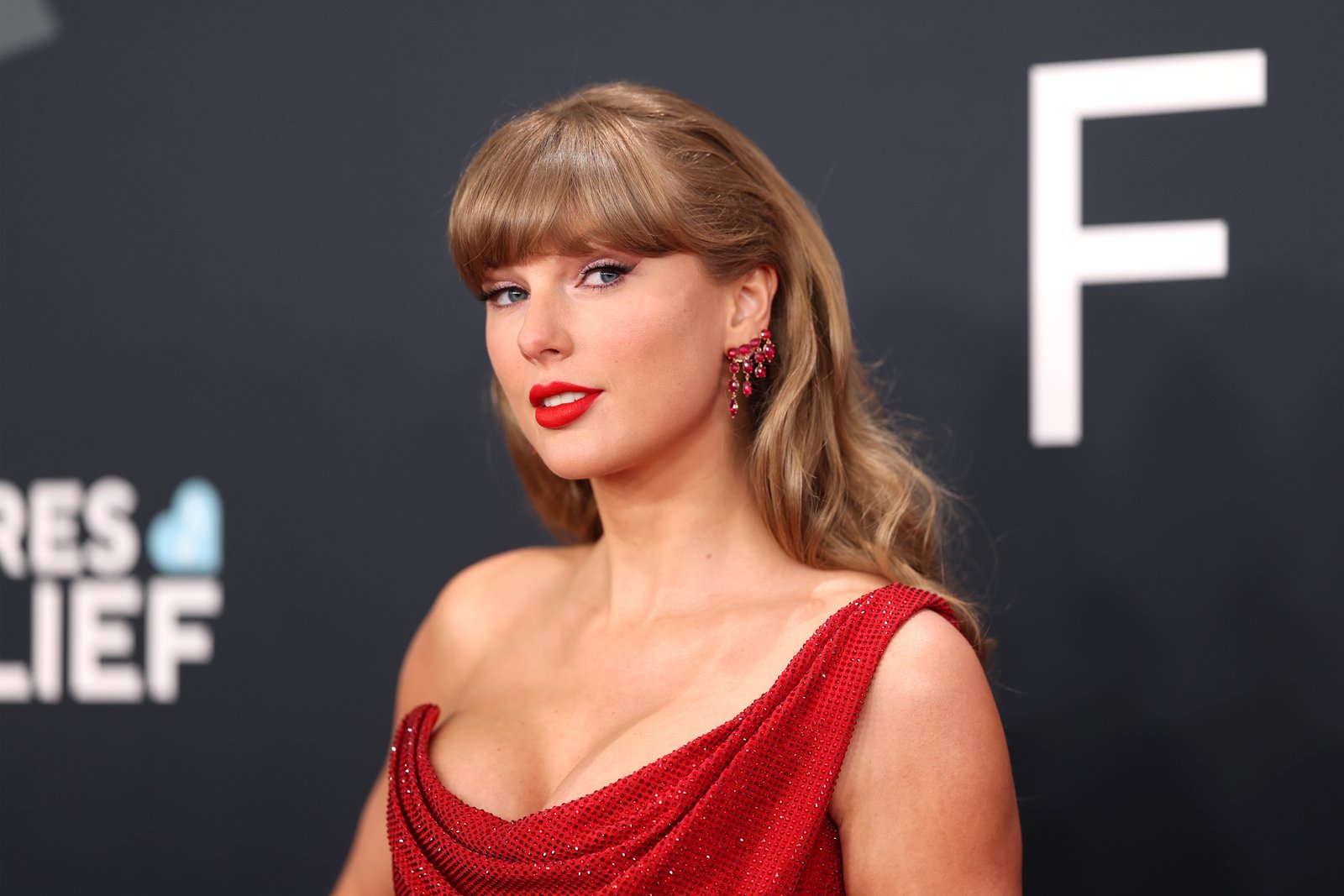 Taylor Swift celebra la medalla de oro con Mikaela Shiffrin