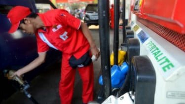 Repostaje de combustible en la gasolinera Pertamina.