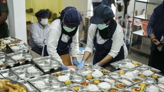 Los trabajadores preparan comidas nutritivas gratuitas (MBG). Los trabajadores preparan comidas nutritivas gratuitas (MBG).