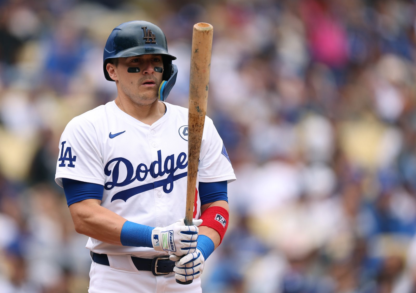 Se esperaba que el utilitario de Los Angeles Dodgers, Kiké Hernández, estuviera fuera durante varias semanas luego de una lesión en el oblicuo.