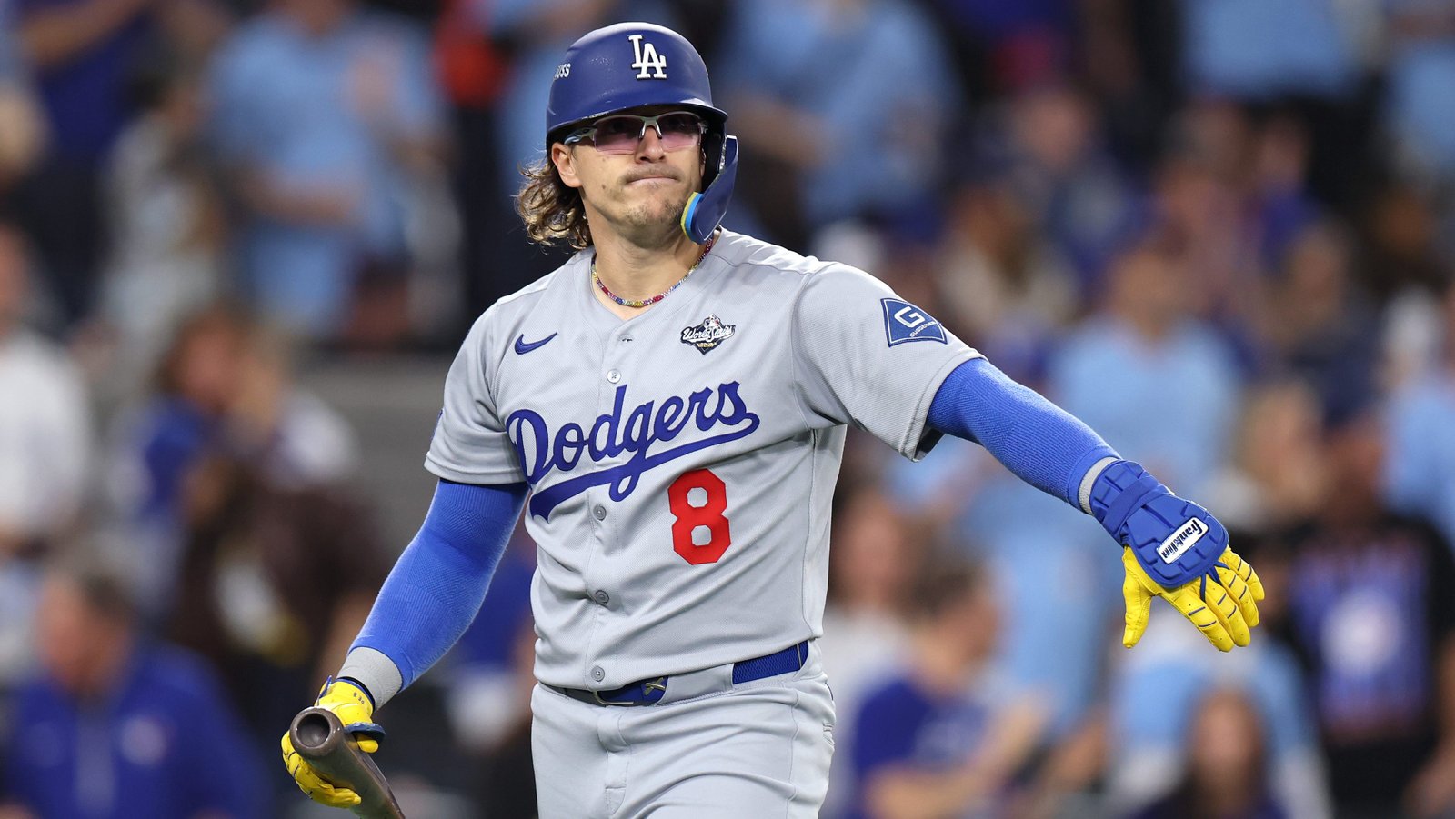 El jugador de cuadro de los Dodgers de Los Ángeles, Kiké Hernández, salió del juego contra los Rockies de Colorado con una aparente lesión en el oblicuo.